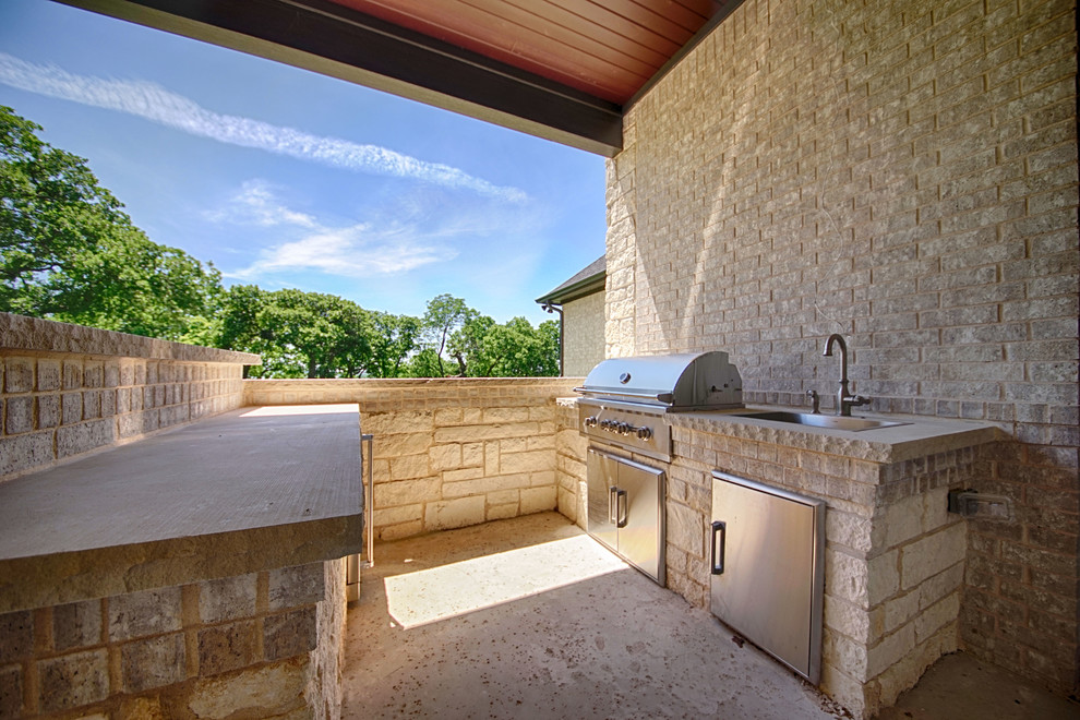 Transitional home design photo in Dallas