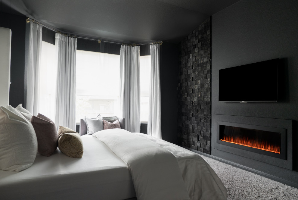 オースティンにある中くらいなコンテンポラリースタイルのおしゃれな主寝室 (黒い壁、カーペット敷き、標準型暖炉、ベージュの床、パネル壁)