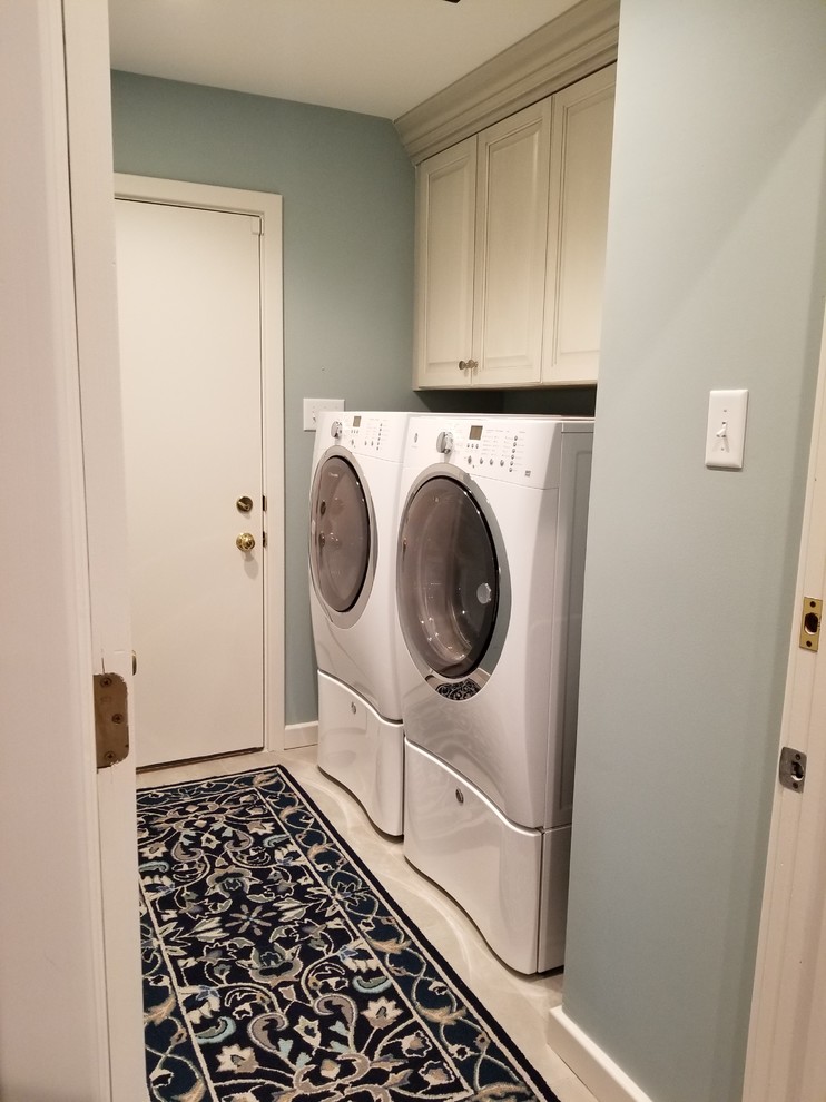 This is an example of a transitional laundry room in Wilmington.