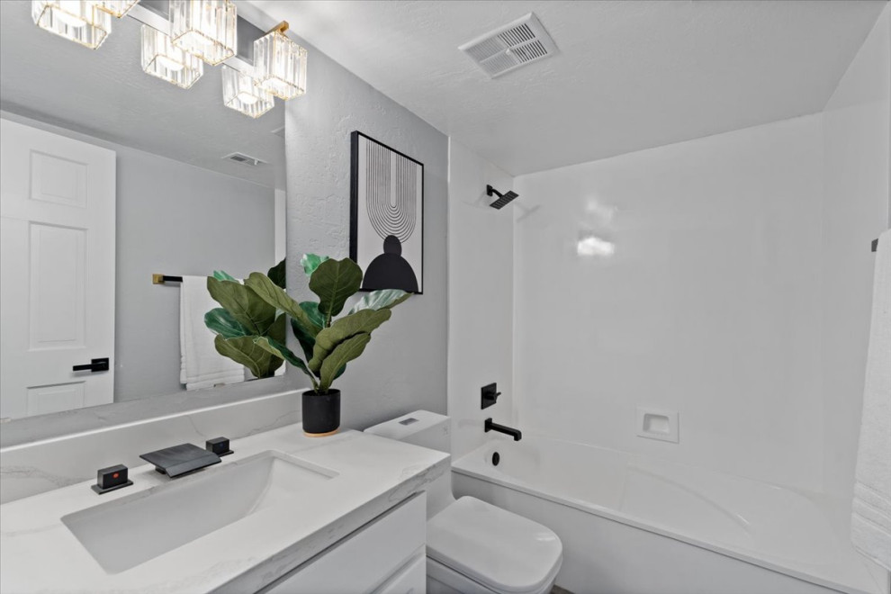 Immagine di una stanza da bagno per bambini minimal con ante in stile shaker, ante bianche, top in quarzite, un lavabo e mobile bagno incassato