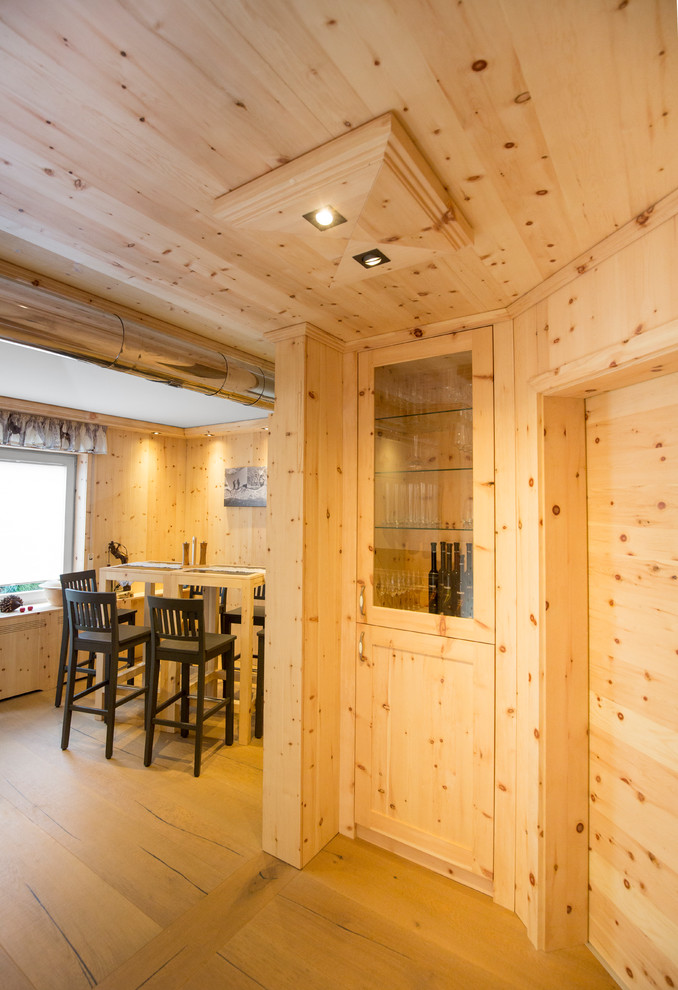 Mittelgroßer Country Weinkeller mit hellem Holzboden in Stuttgart