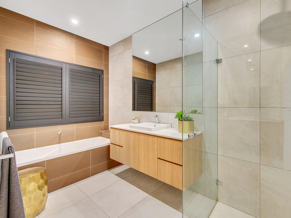 Photo of a contemporary bathroom in Brisbane.