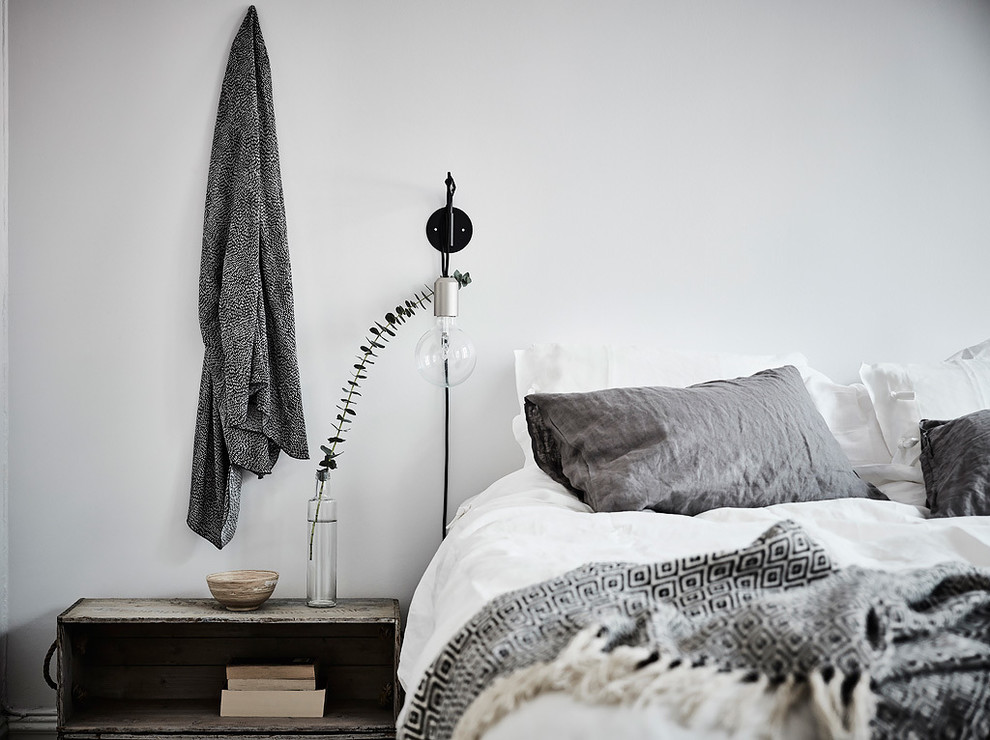 Mid-sized scandinavian guest bedroom in Gothenburg with grey walls.