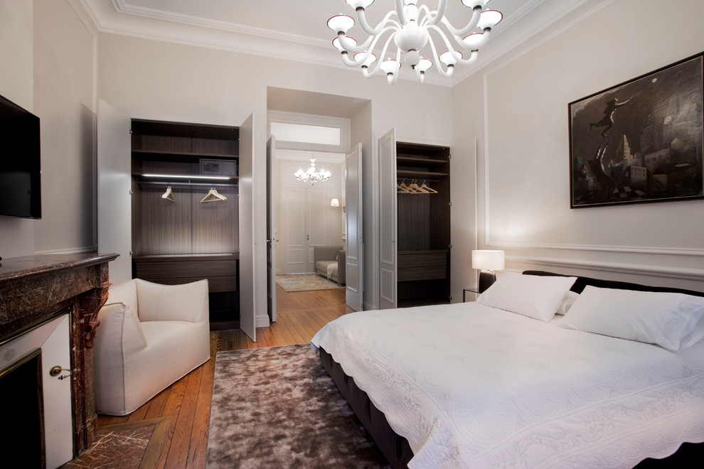 Photo of a contemporary bedroom in Bordeaux.