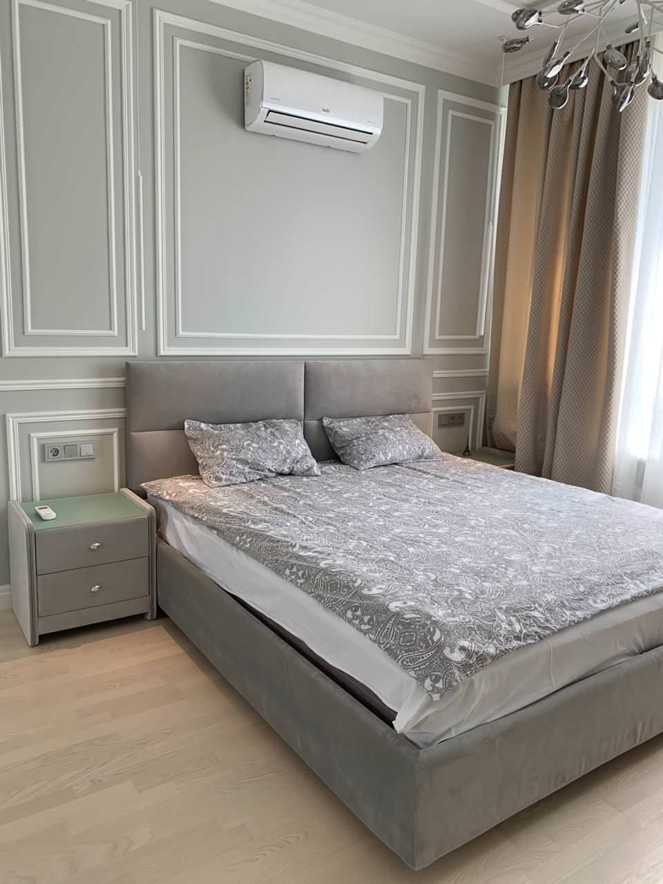 Светлая однокомнатная квартира в неоклассическом стиле