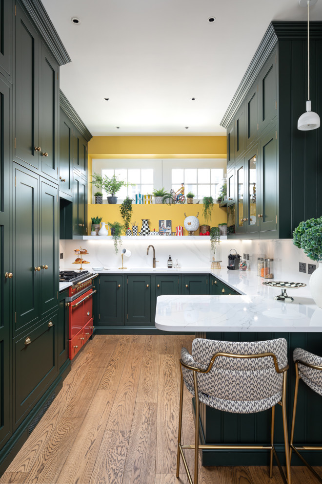 Imagen de cocinas en U ecléctico pequeño con armarios estilo shaker, puertas de armario verdes, encimera de cuarcita, salpicadero blanco y encimeras blancas