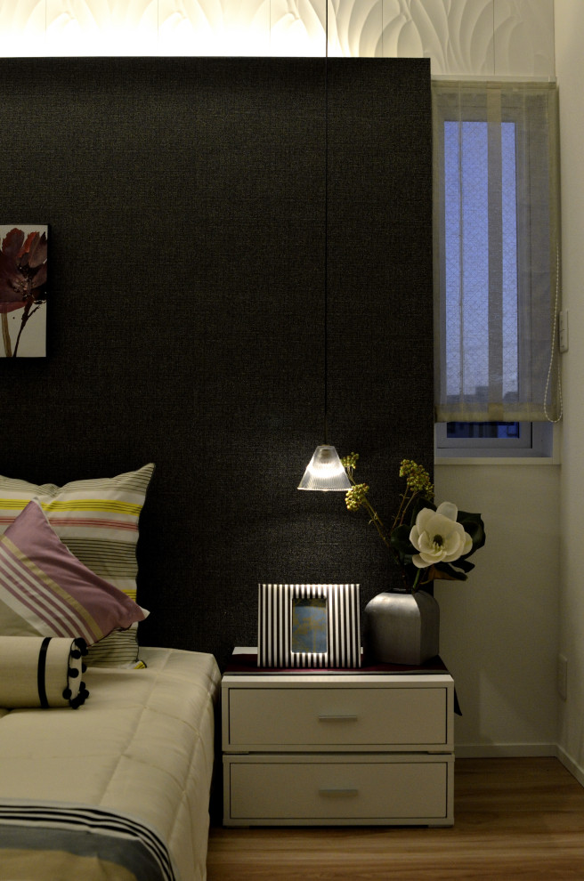 Exemple d'une chambre parentale tendance de taille moyenne avec un mur blanc, un sol en contreplaqué, un sol beige, un plafond en papier peint et du papier peint.