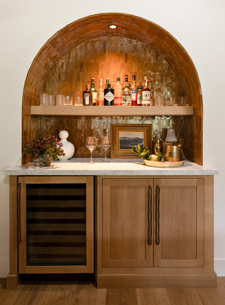 Example of a tuscan home bar design in Los Angeles
