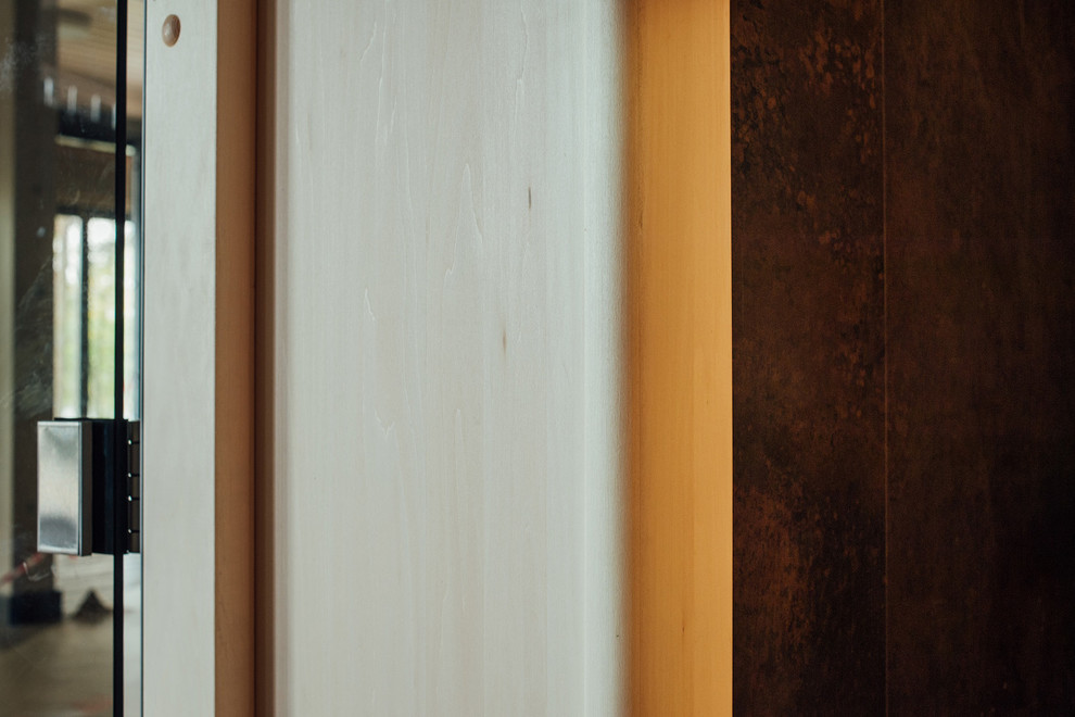 Дверь в сауну. Откосы из липы.