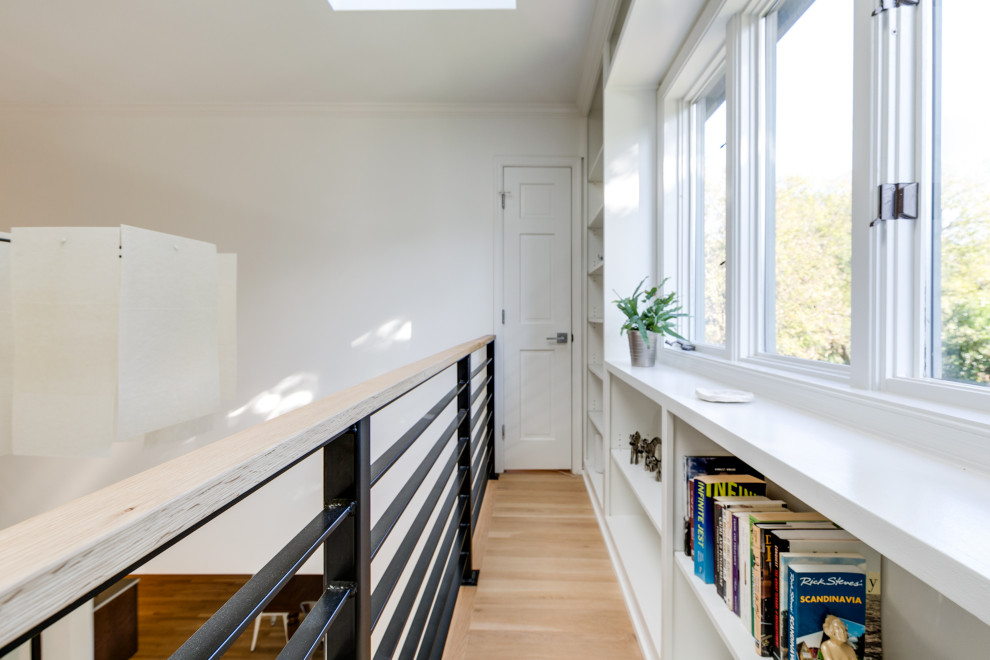 Idée de décoration pour un balcon minimaliste de taille moyenne avec un garde-corps en matériaux mixtes.