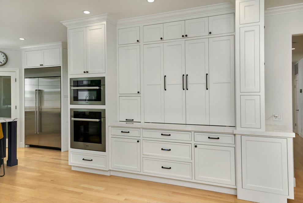 Example of a transitional kitchen design in San Francisco