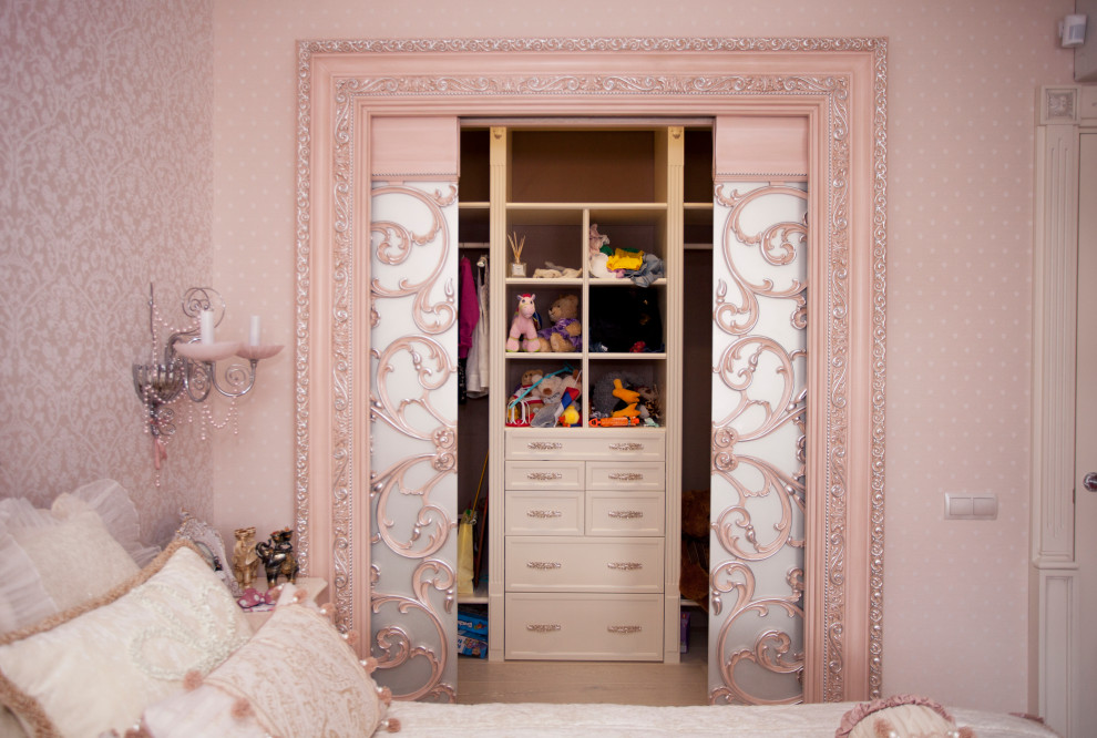 Спальни: оформление кроватей, декоративные покрывала, валики, подушки