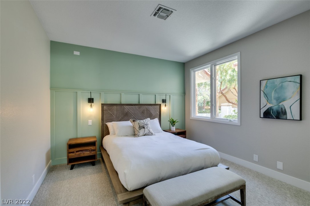 Пример оригинального дизайна: маленькая гостевая спальня (комната для гостей) в стиле кантри с зелеными стенами, ковровым покрытием, бежевым полом и панелями на стенах для на участке и в саду