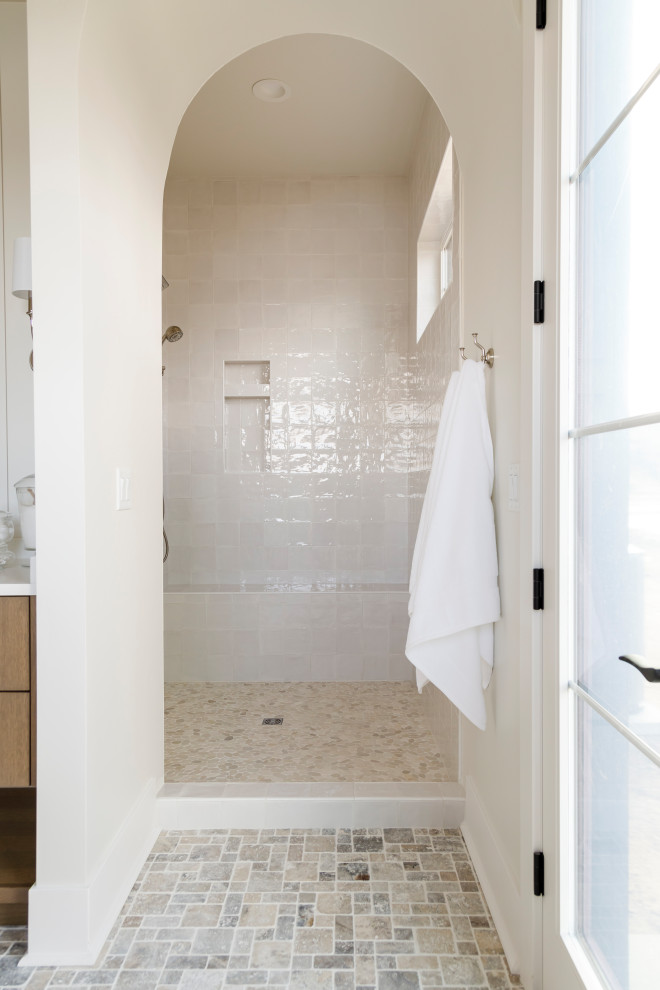 Foto på ett mellanstort lantligt vit en-suite badrum, med släta luckor, skåp i mellenmörkt trä, ett fristående badkar, en öppen dusch, porslinskakel, vita väggar, travertin golv, ett undermonterad handfat, bänkskiva i kvarts och med dusch som är öppen