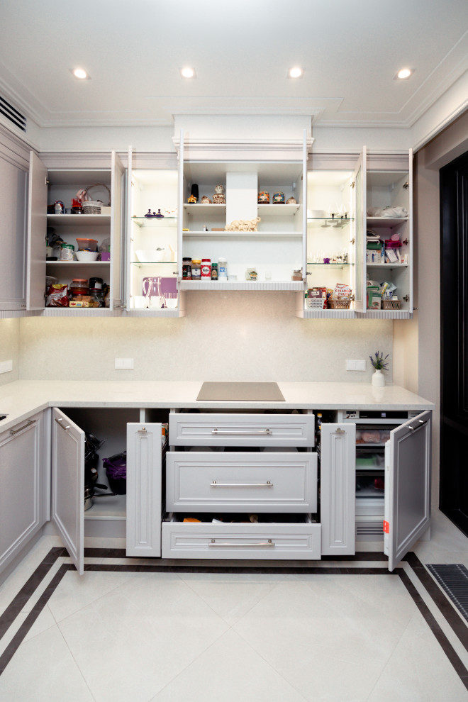 Нежно-серая кухня в неоклассическом стиле