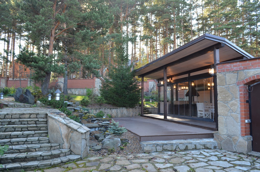 Беседка с грилем и безрамным остеклением