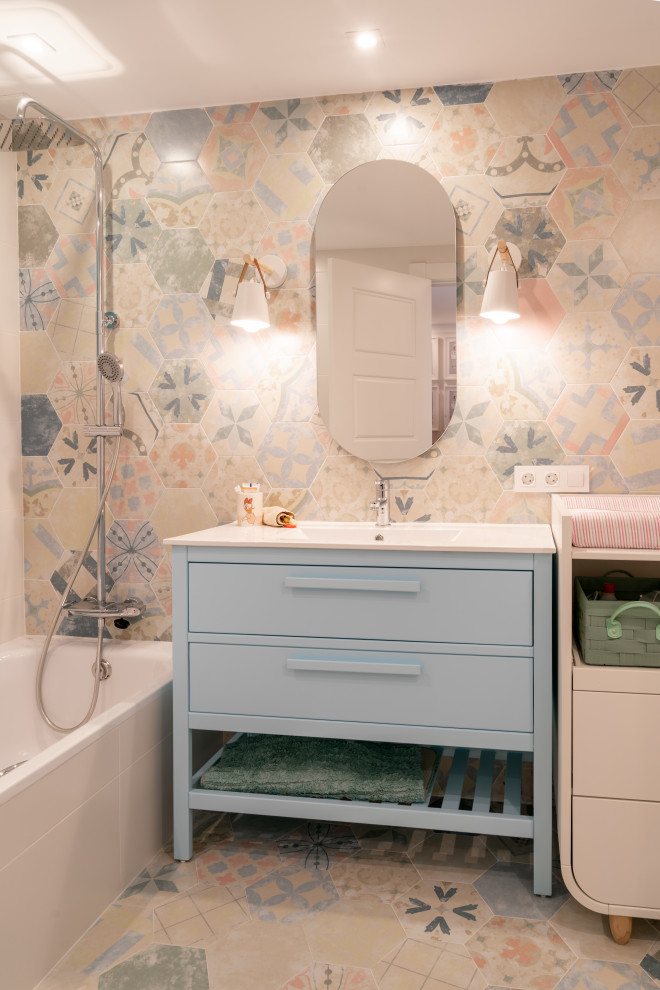 Свежая идея для дизайна: детская ванная комната среднего размера в скандинавском стиле с плоскими фасадами, синими фасадами, накладной ванной, унитазом-моноблоком, синей плиткой, керамической плиткой, полом из керамической плитки, раковиной с несколькими смесителями, столешницей из искусственного камня, синим полом, белой столешницей, тумбой под одну раковину и напольной тумбой - отличное фото интерьера