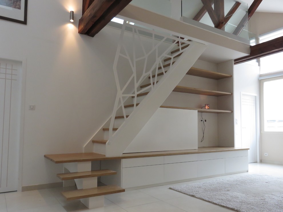 На фото: лестница среднего размера в современном стиле с