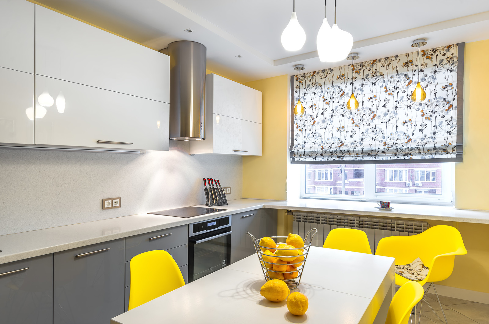 Утреннее солнце. Квартира для семьи с двумя детьми в панельном доме с