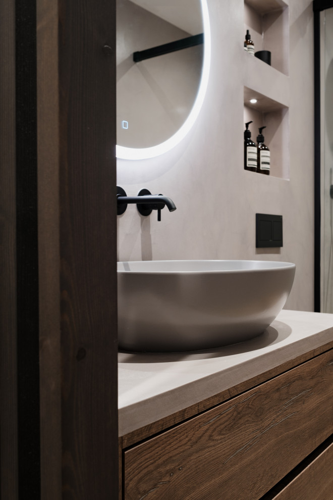 Ejemplo de cuarto de baño principal, único y flotante nórdico pequeño con puertas de armario de madera oscura, suelo de baldosas de porcelana, ducha con puerta corredera y hornacina
