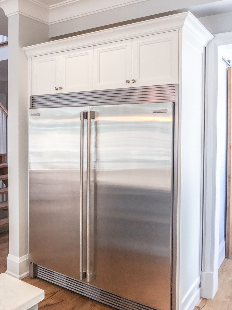 Transitional kitchen photo in Toronto