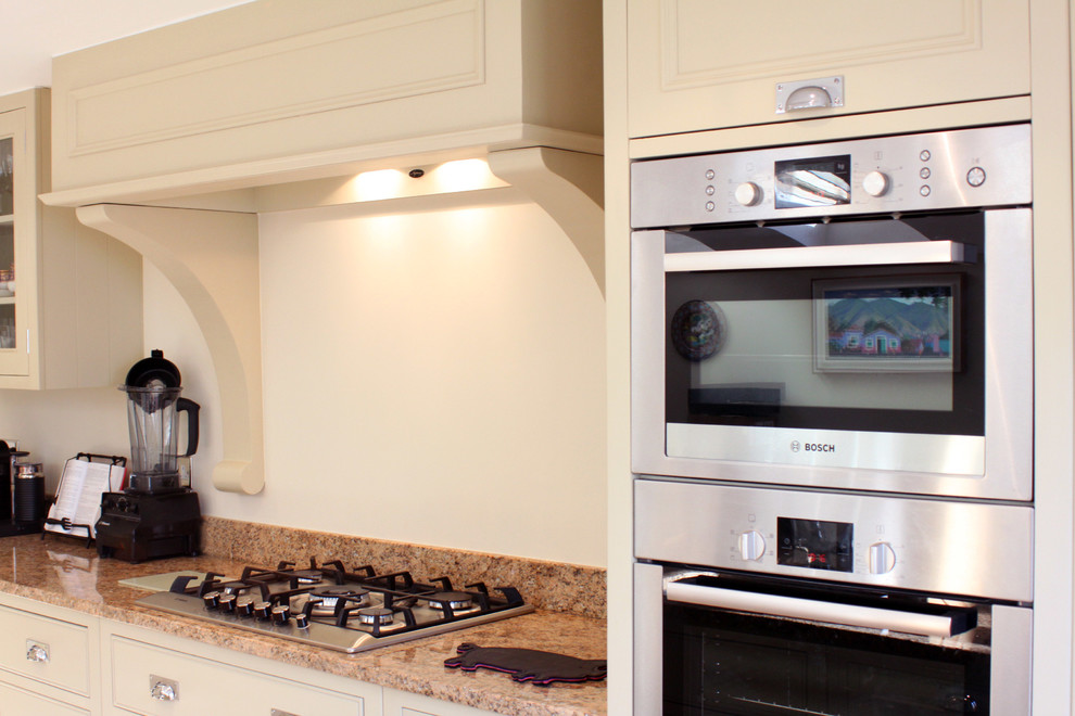 Inspiration for a classic kitchen in London.