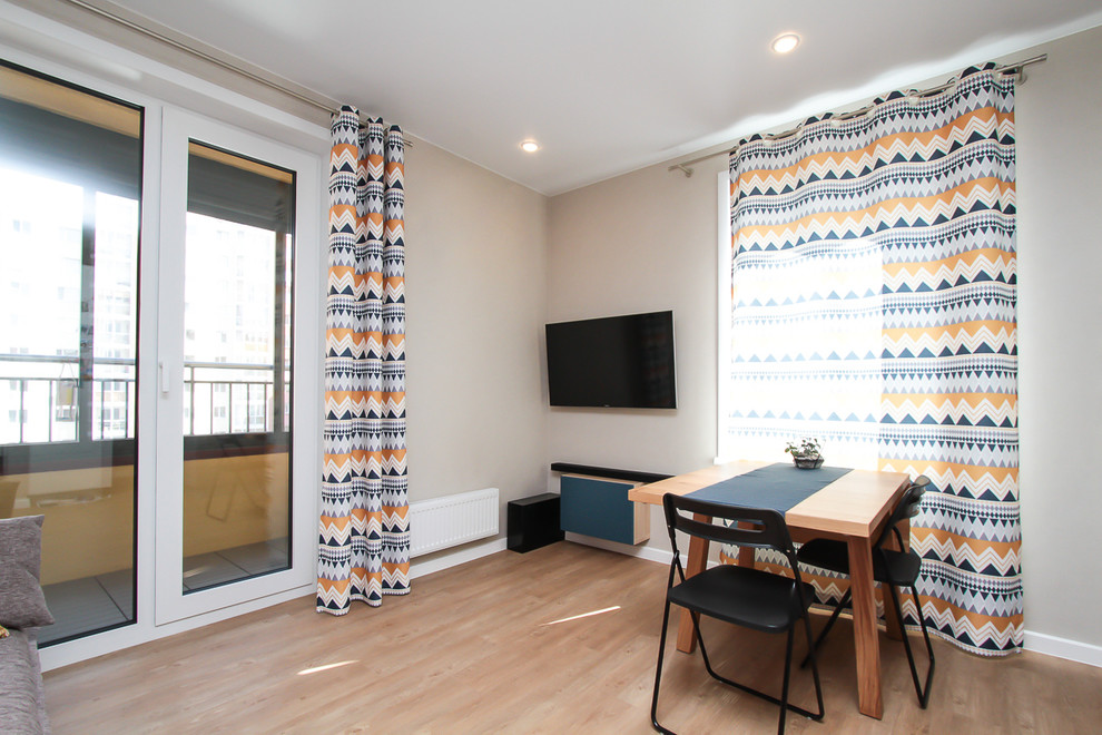 Квартира в современном стиле с яркими цветовыми акцентами.