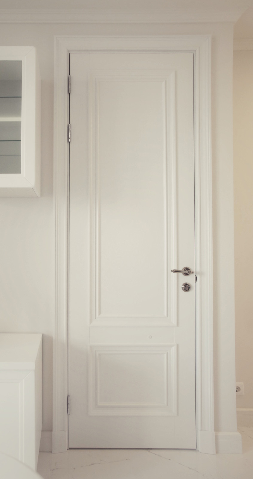 Белая мебель в стиле неоклассика.