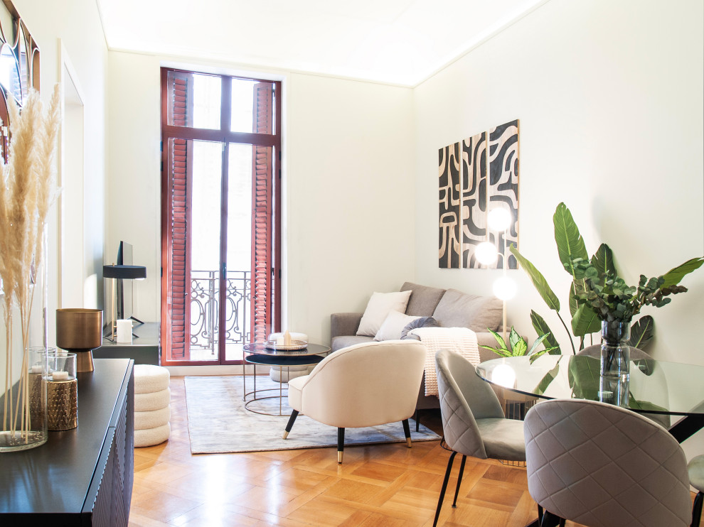 Kleines Klassisches Wohnzimmer mit grauer Wandfarbe in Barcelona