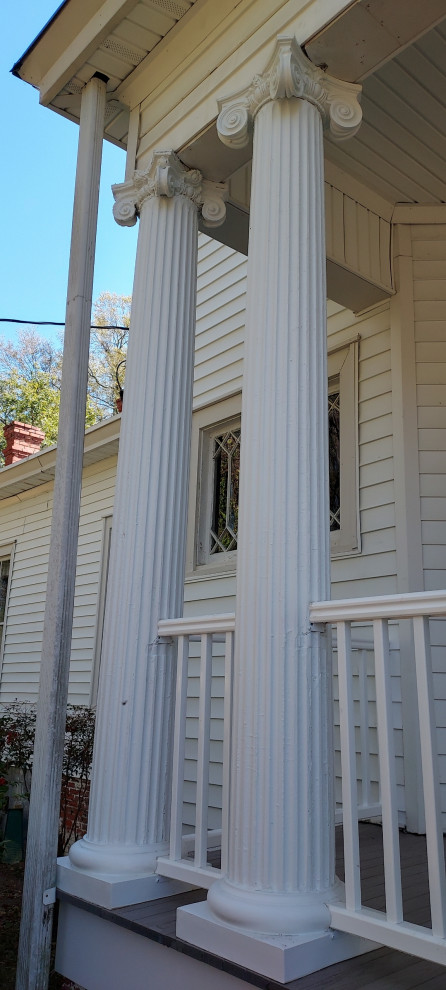 Inspiration för en stor vintage veranda framför huset, med trädäck, takförlängning och räcke i trä