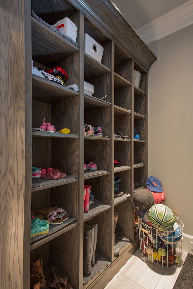 Example of a transitional entryway design in Omaha