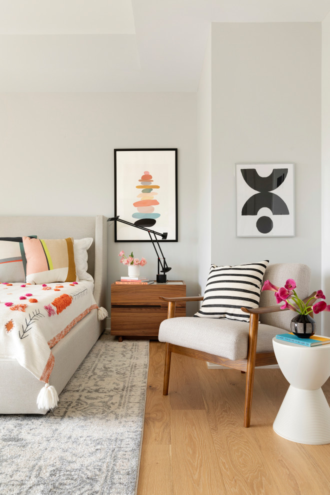 ミネアポリスにある広いコンテンポラリースタイルのおしゃれな客用寝室 (グレーの壁、淡色無垢フローリング、茶色い床、グレーとブラウン) のレイアウト