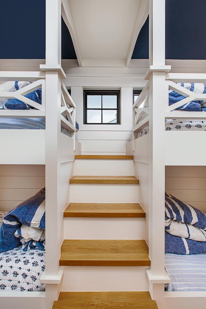 Immagine di una grande camera degli ospiti costiera con pareti blu, pavimento in legno massello medio, soffitto a volta e carta da parati