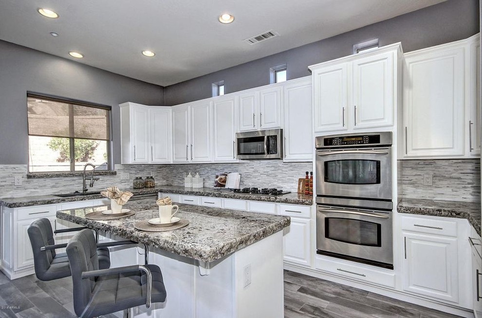Kitchen - transitional kitchen idea in Phoenix