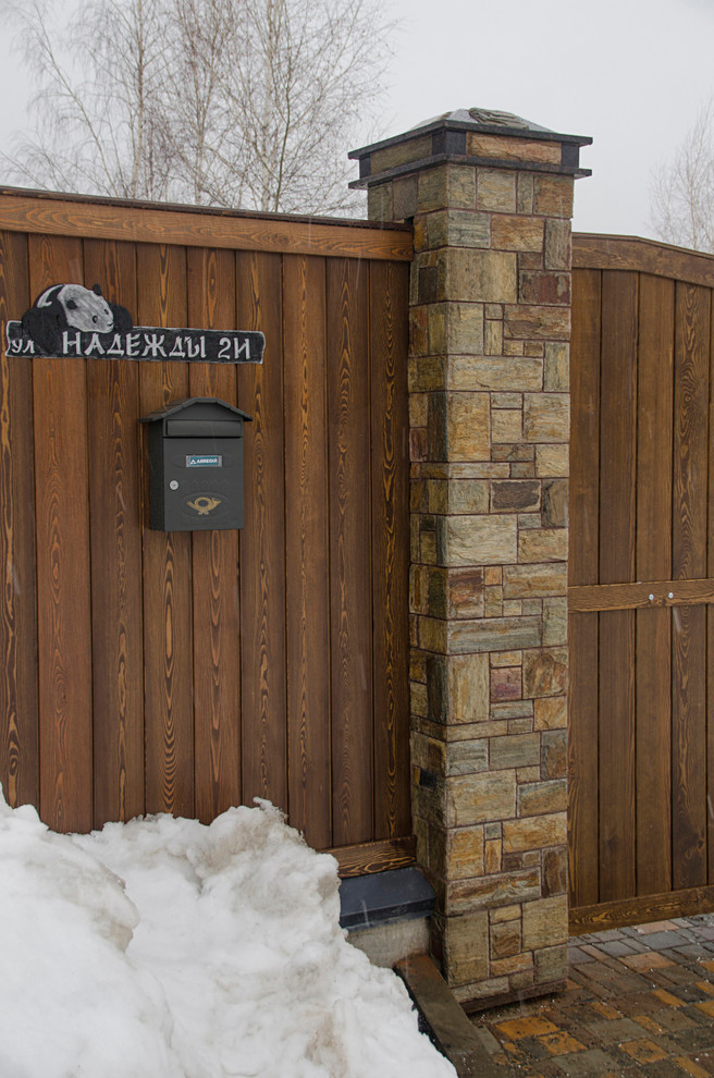 Забор из камня и дерева