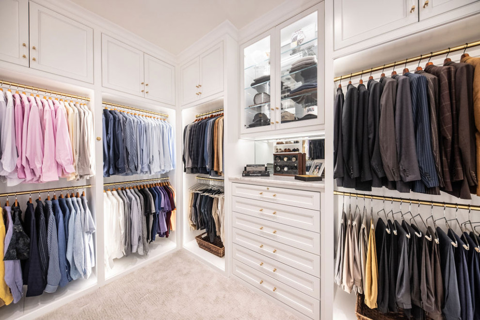 Modelo de armario vestidor unisex tradicional renovado grande con armarios con rebordes decorativos, puertas de armario blancas, moqueta y suelo gris