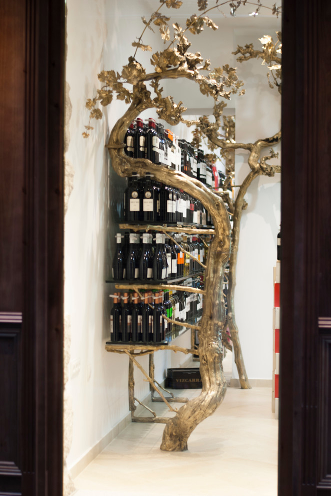 Foto de bodega clásica renovada de tamaño medio