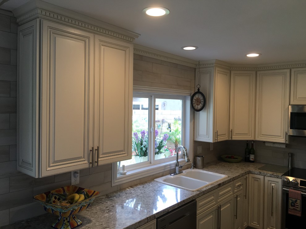 Example of a transitional kitchen design in Orange County