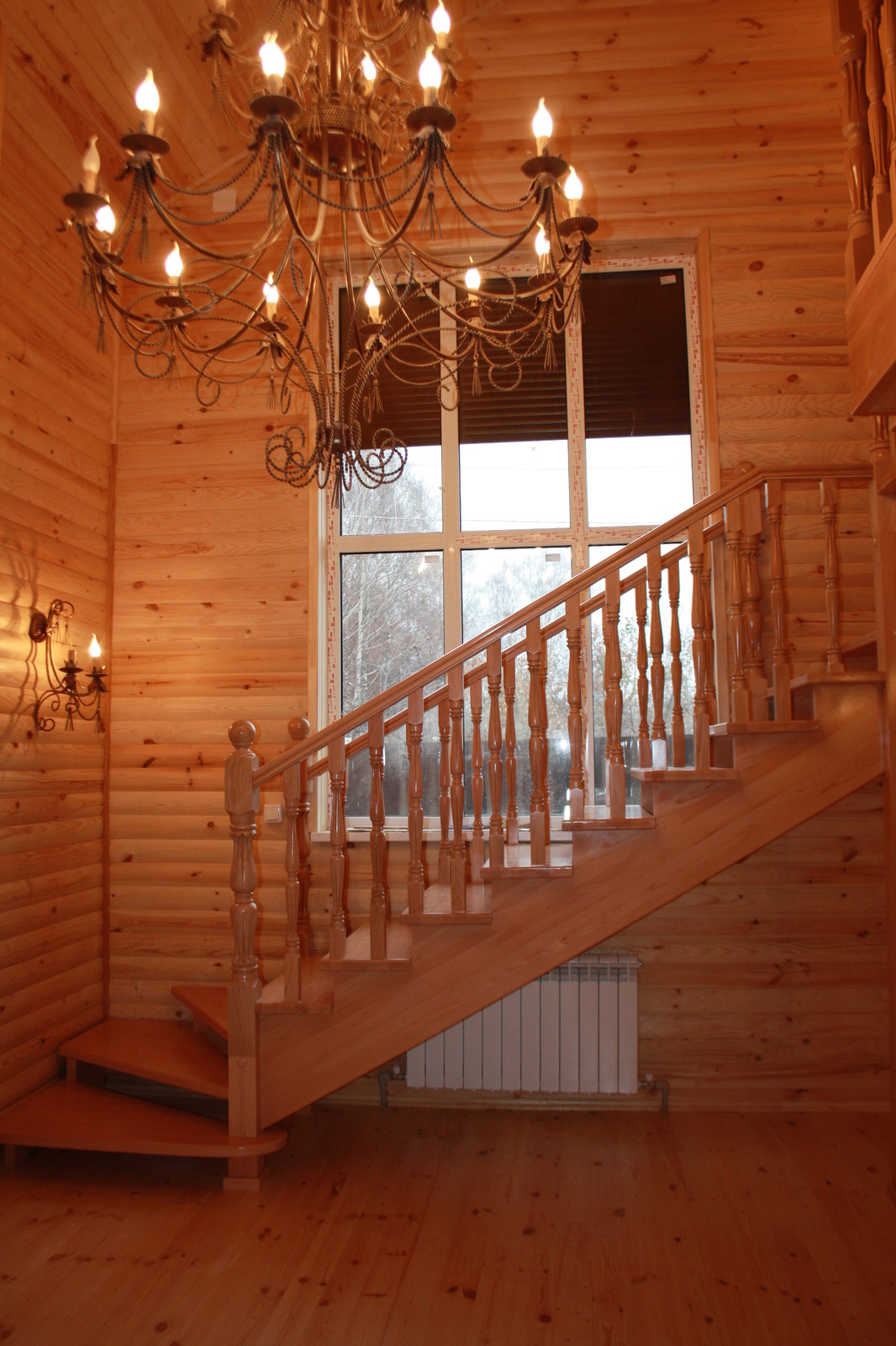 Буковая лестница в цвет дерева без подступят