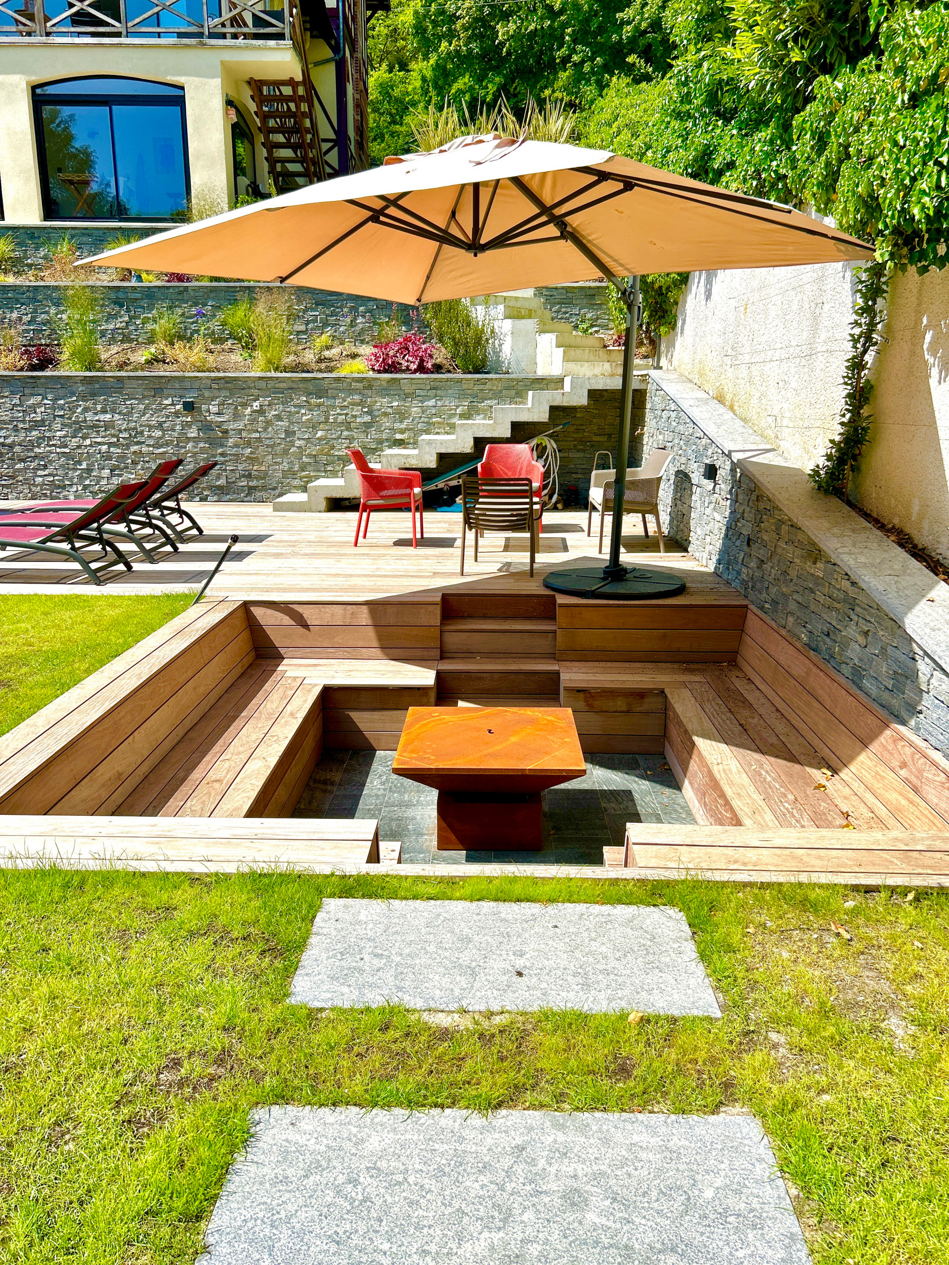 Jardin contemporain en pente