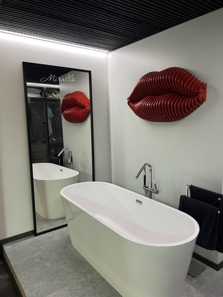 Напольное зеркало Ray в ванной комнате