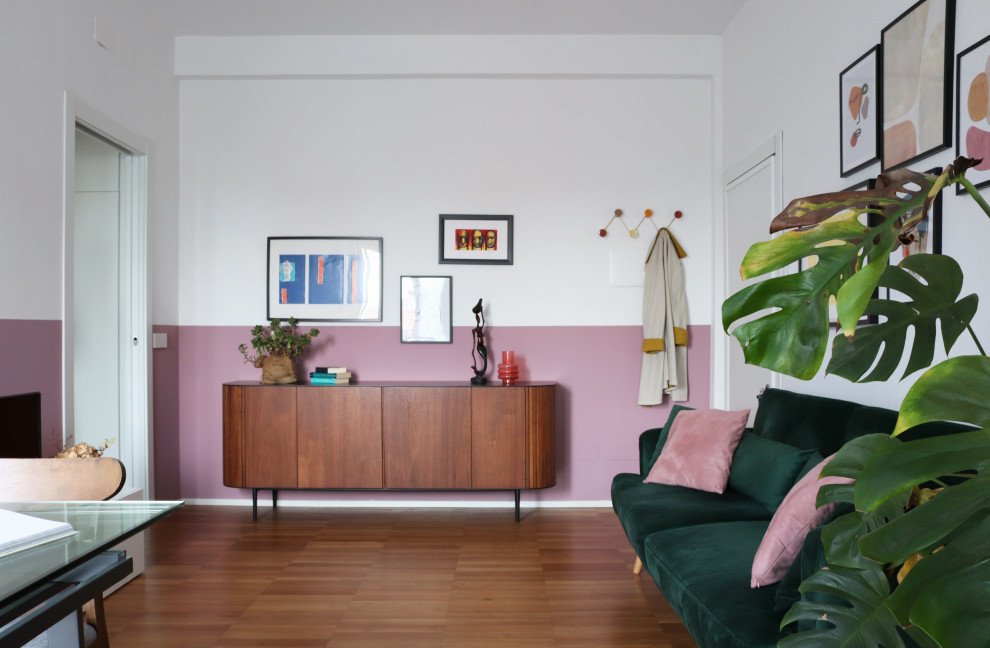 На фото: маленькая гостиная комната в современном стиле с фиолетовыми стенами и панелями на стенах для на участке и в саду с