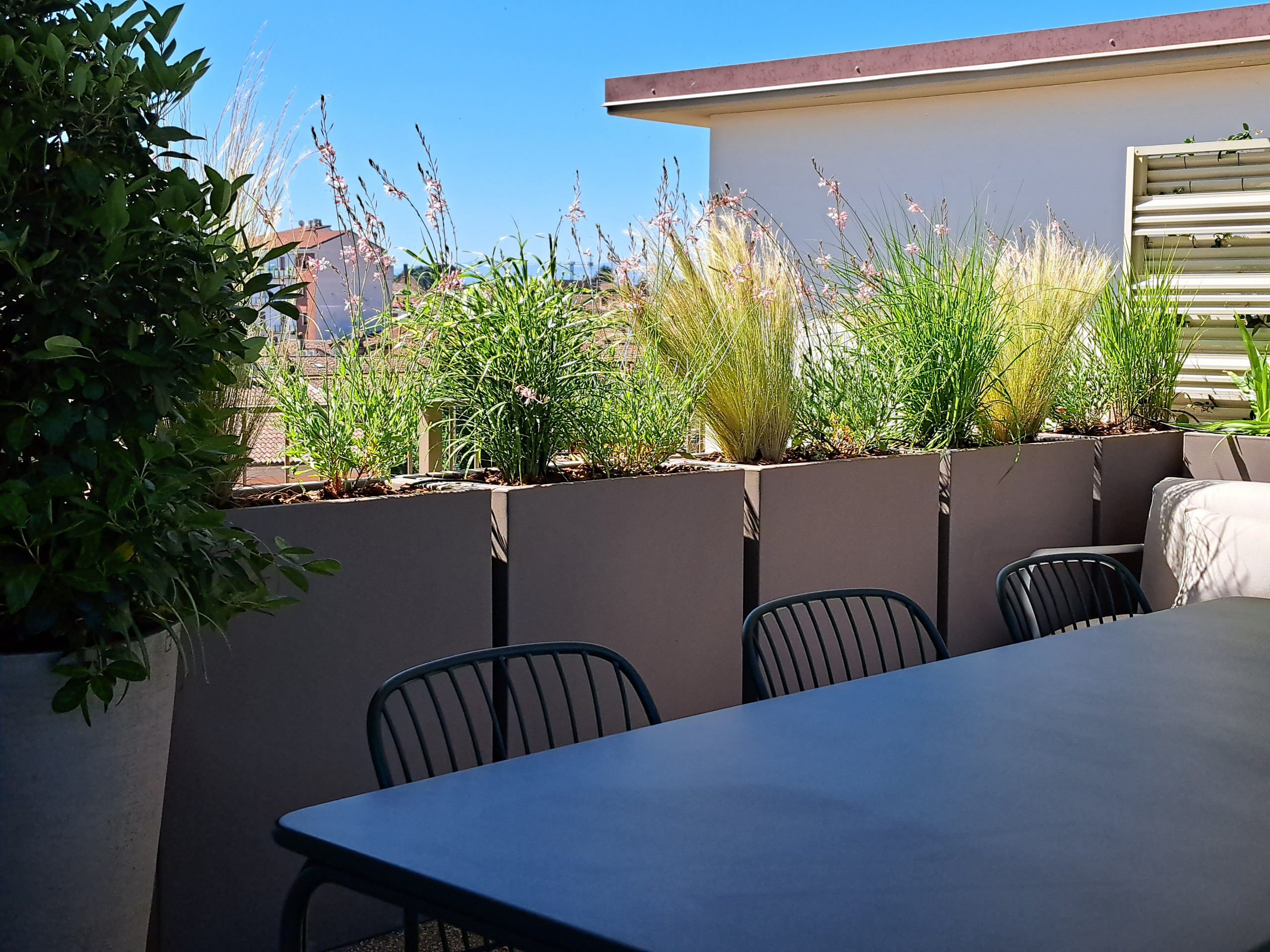 Allestimento fioriere e vasi per un terrazzo sempreverde (o quasi)