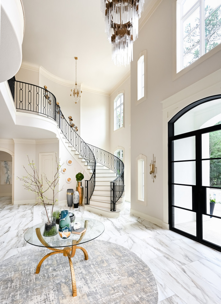 Aménagement d'un grand hall d'entrée classique avec un mur blanc, un sol en carrelage de porcelaine, une porte double, une porte métallisée et un sol blanc.