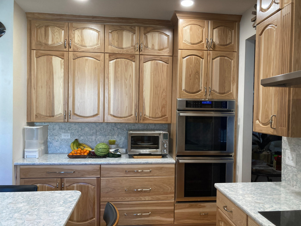 Esempio di una cucina chic di medie dimensioni con ante in legno chiaro, top in quarzo composito e paraspruzzi in quarzo composito