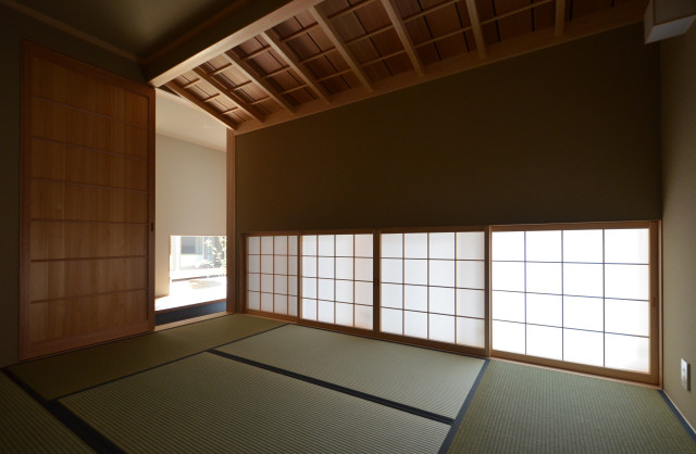 「ウチのソト」を愉しむ平屋 asiatico-sala-de-estar