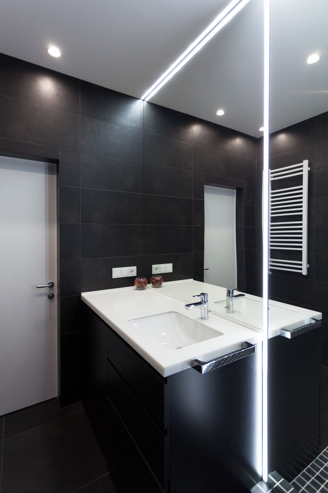 Современная квартира в черно-белых тонах