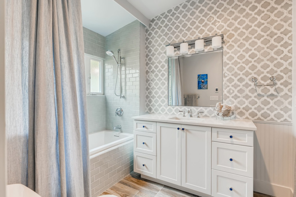 На фото: маленькая главная ванная комната в стиле неоклассика (современная классика) с фасадами в стиле шейкер, белыми фасадами, накладной ванной, душем над ванной, раздельным унитазом, серой плиткой, плиткой мозаикой, синими стенами, полом из керамогранита, врезной раковиной, столешницей из искусственного кварца, разноцветным полом, шторкой для ванной, белой столешницей, тумбой под одну раковину, встроенной тумбой, сводчатым потолком и панелями на стенах для на участке и в саду