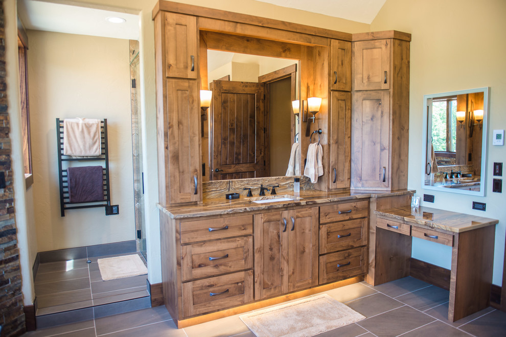 Example of a mountain style home design design in Chicago