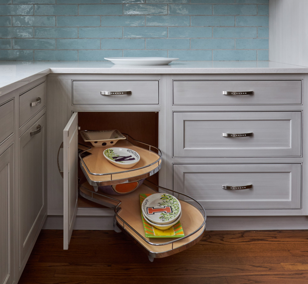Transitional kitchen photo in Chicago